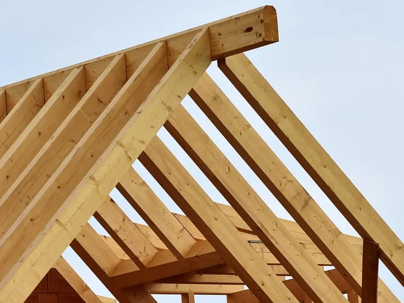 Charpente neuve en bois sur une maison en construction