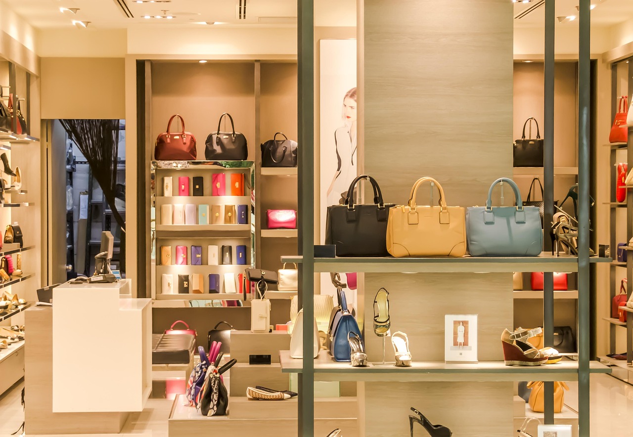 Intérieur d'une boutique locale de maroquinerie et chaussures