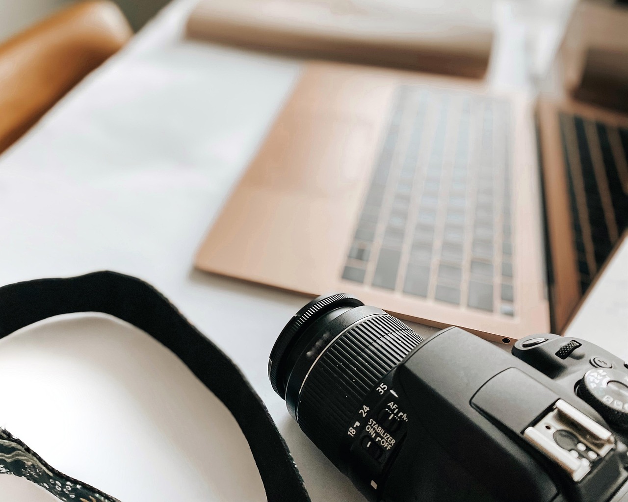 Appareil photo et ordinateur portable pour préparer les fiches d'une boutique en ligne