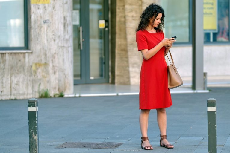 Cliente cherchant un commerce local sur son téléphone dans la rue