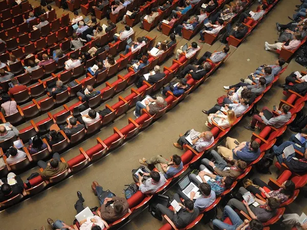 Un amphithéâtre rempli pendant une assemblée
