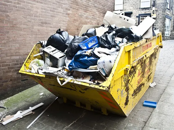 Une benne jaune remplie de gravats, Collecte de déchets.