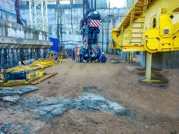 Un chantier de construction avec ses engins, Construction générale.