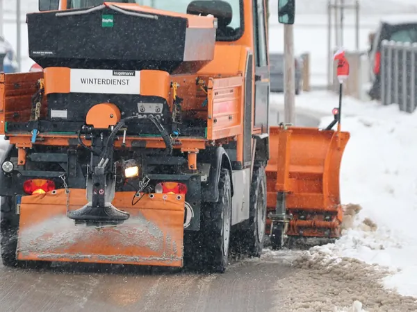 Un camion de déneigement à l'œuvre, Déneigement.