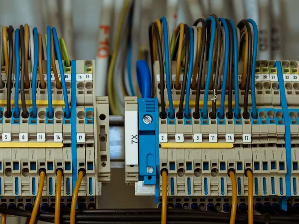 Un tableau électrique avec ses disjoncteurs et son câblage, Électriciens.