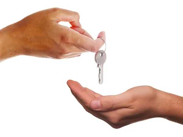Un agent immobilier remet les clés d'un logement à son client, Expertise immobilière.