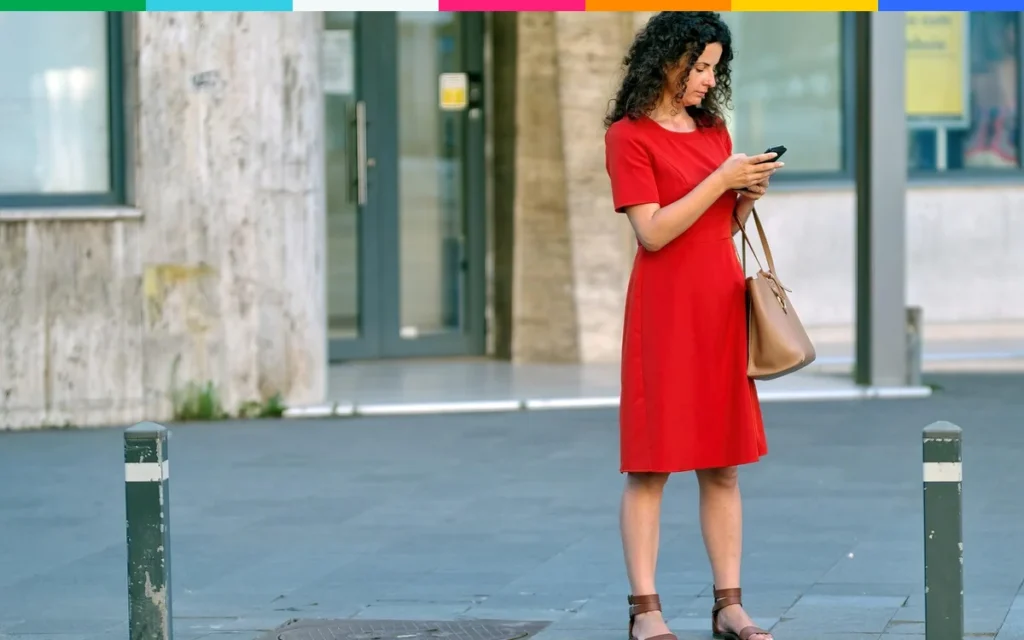 Cliente qui cherche un commerce sur son téléphone : créer et débloquer sa fiche Google Business