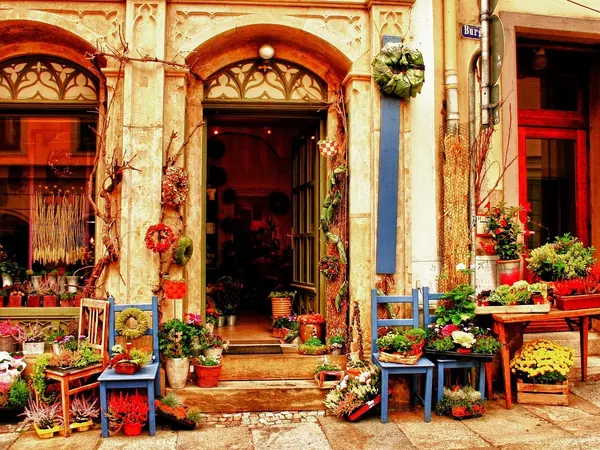 La devanture fleurie d'une boutique de fleuriste