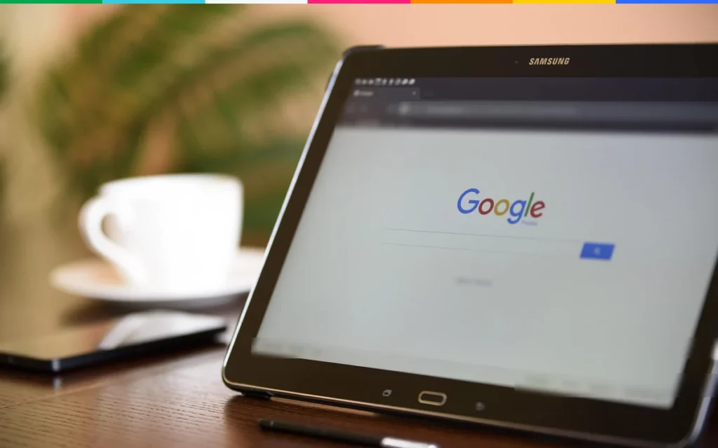 Tablette ouverte sur la page de recherche Google, sur un bureau : prix et budget d'une campagne Google Ads