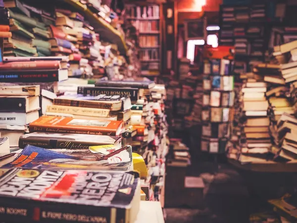 Des piles de livres dans les allées d'une librairie