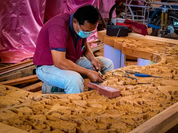 Un menuisier au travail dans son atelier, Menuisiers.