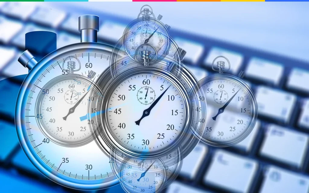 Chronomètres posés sur un clavier d'ordinateur : mesurer la vitesse d'un site WordPress avant de le corriger.