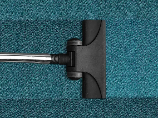 Une brosse d'aspirateur sur une moquette, Moquettes et tapis.