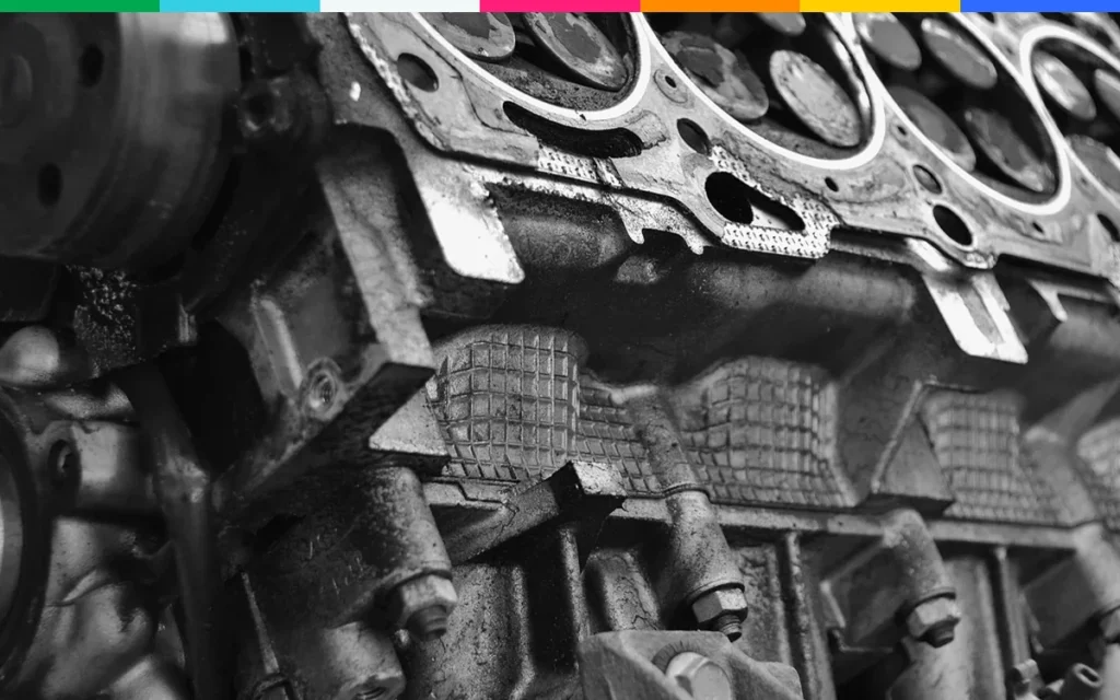 Gros plan sur un moteur automobile : référencer un gros catalogue de pièces et d'accessoires