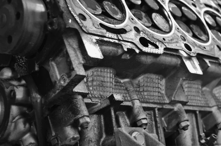 Gros plan sur un moteur automobile, site internet et e-commerce pour l'automobile à Caen