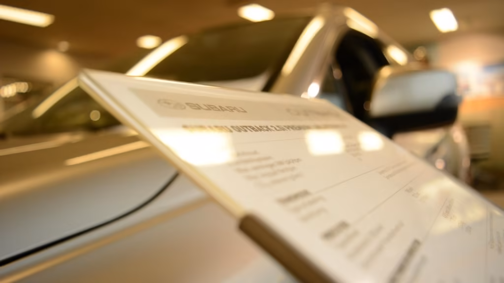 Étiquette de prix posée sur une voiture dans un hall d'exposition : site de vente de véhicules d'occasion