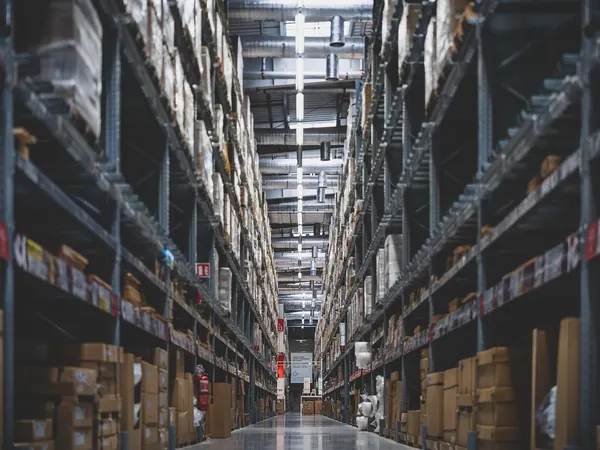 Les allées de rayonnages d'un entrepôt logistique