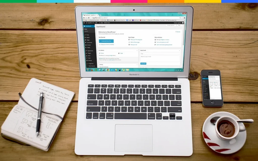Tableau de bord WordPress sur un ordinateur portable : choisir entre WordPress, WooCommerce et Shopify