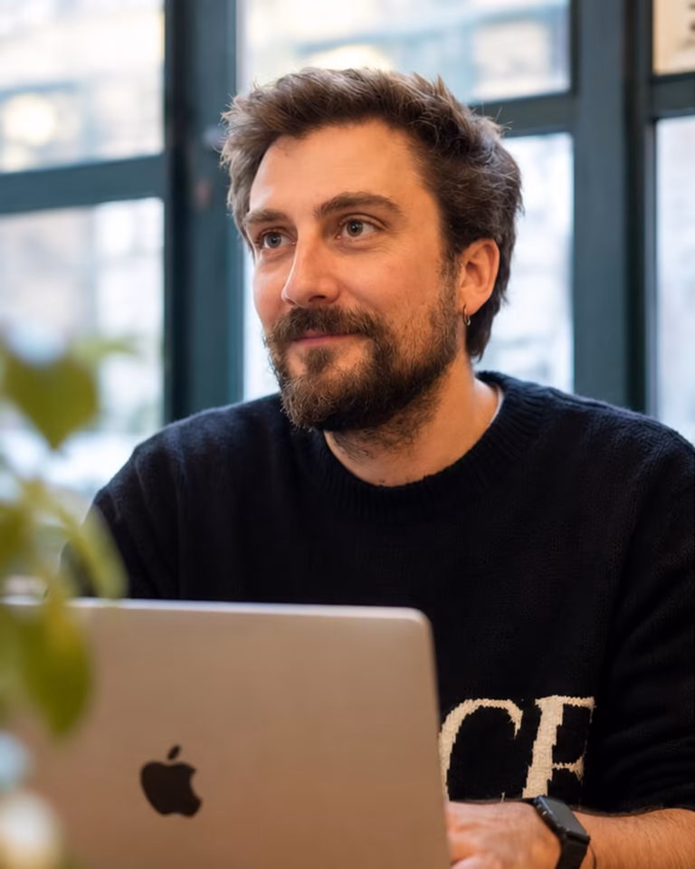 Charly Duguey, agence web indépendante à Caen, au travail sur son ordinateur portable