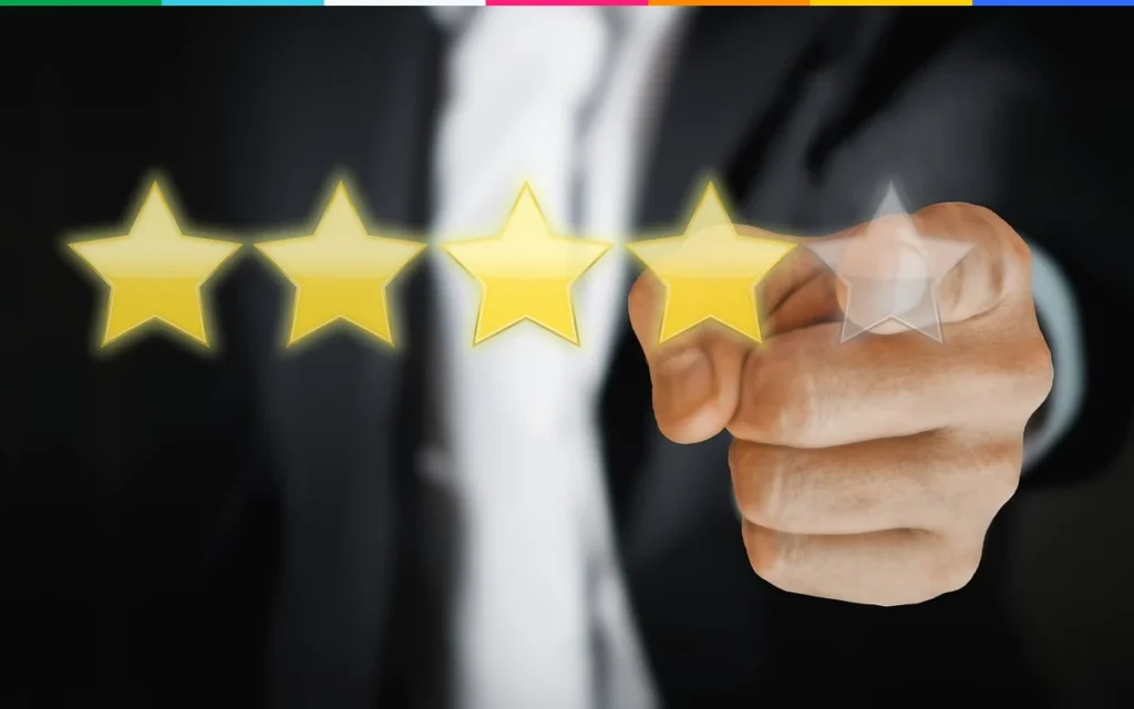 Un doigt pointe une note de quatre étoiles sur cinq : les avis clients, première source citée par les IA.